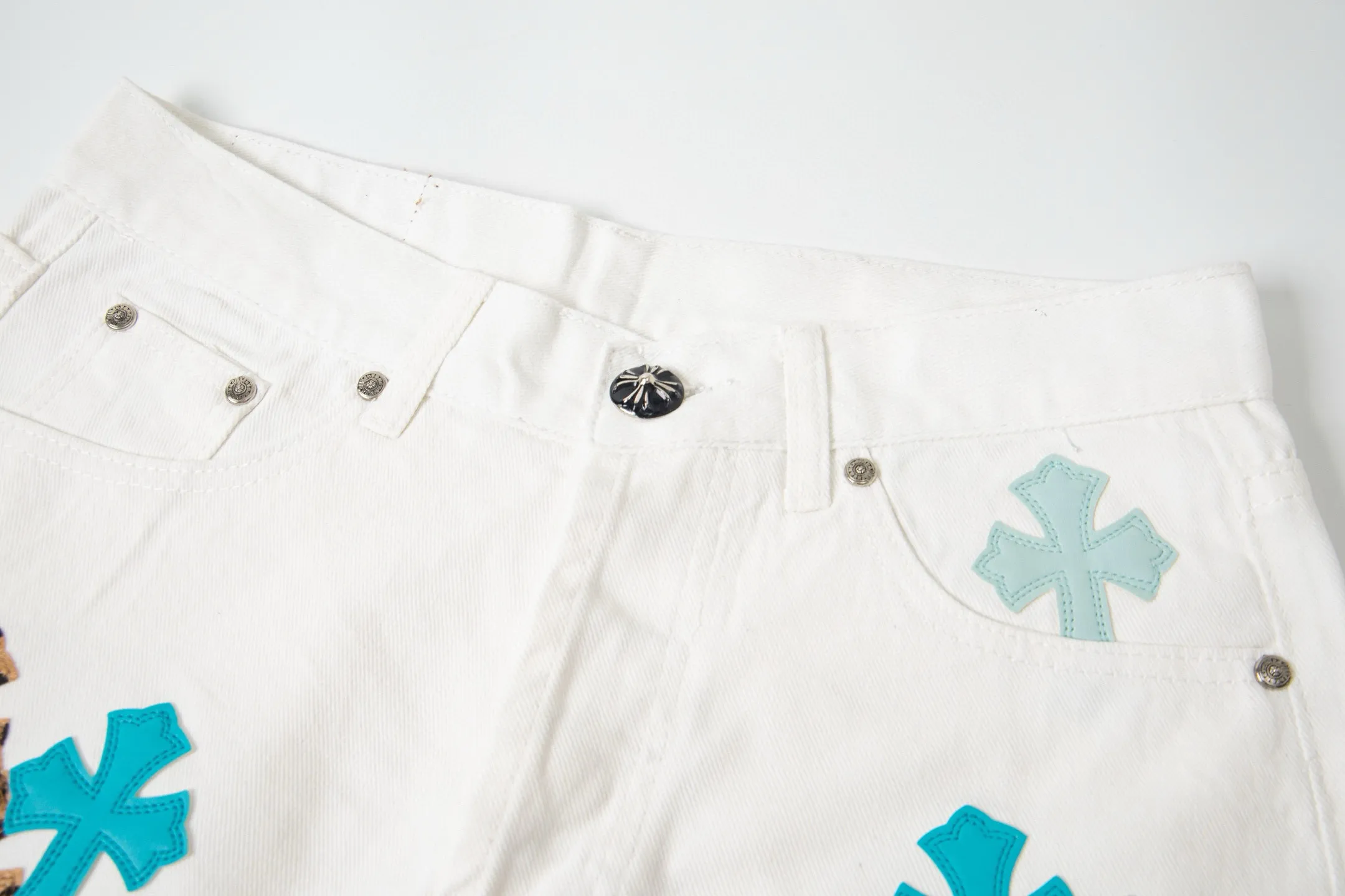 P260 💰 (Top version) Chrome Hearts/Chrome Hearts Classic daytime blue cow series colored leather cross washed color fabric unisex denim trousers Vibe style straight stacked god-level version Carbon fine bias denim color cloth Old vintage complete set of hardware - Chrome Hearts white cow series The high version uses high-ounce custom fabrics, fermentation washing and soft color fixation, soft and thick to wear, the details are all made by hand-polished craftsmanship, all-over printed jacquard fabric Unique design style. Through multiple processes to create a full retro feel. Unique niche non-contrast shirt. Customized distressed spray-painted buttons. Craftsmanship in every detail. Color: blue leather leopard print. Size: 28-30-32-34 (corresponding to S-M-L-XL)